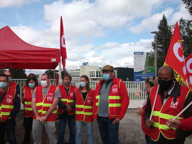 Philippe Martinez (à gauche) avec des militant-es de l'usine SKF de Perrigny - Lons le Saunier